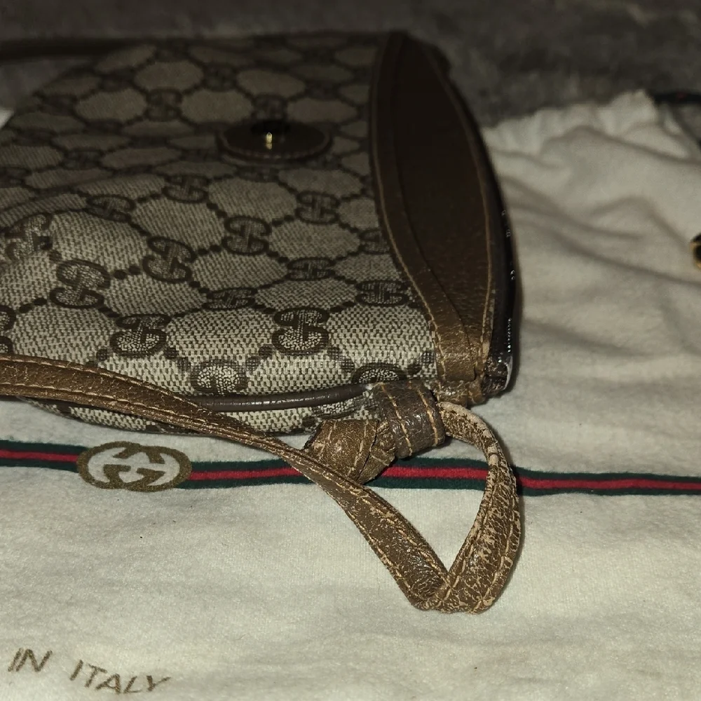 Gucci Signature Monogram Supreme Shoulder Bag in Brown and Cream - Picture 13 of 16